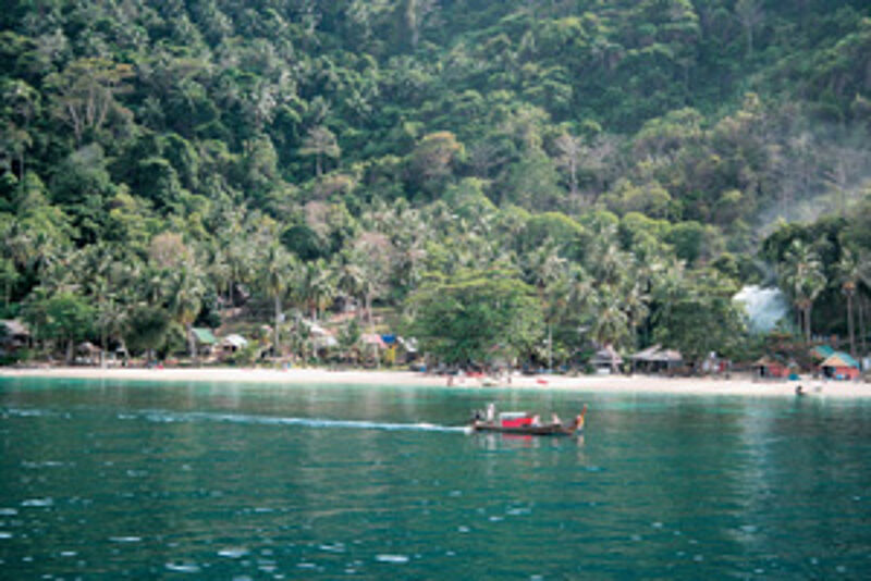 Auf Thailands zweitgrößter Insel werden Baumhäuser und Strandhütten zunehmend von Vier-Sterne-Resorts verdrängt.