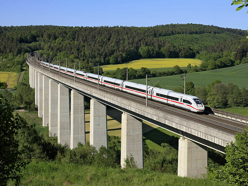 ICE auf der Schnellstrecke Kassel–Fulda: Bahn-Kunden brauchen demnächst gute Nerven. Foto: Deutsche Bahn