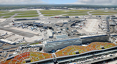 Frankfurter Flughafen von oben: Das Unternehmen wird 100 Jahre alt. Foto: Fraport