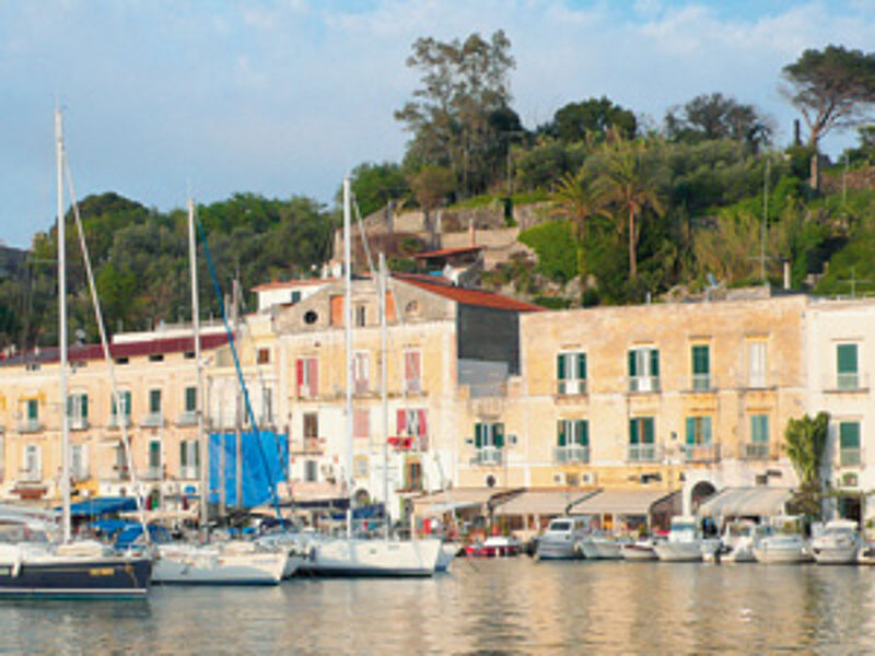 Italien wie im Bilderbuch: der Hafen von Ischia.