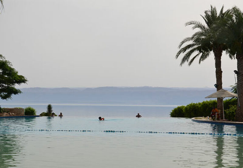 Ein Hotel aus dem Deluxe-Katalog: Vom Infinitypool des Mövenpick Resort & Spa Dead Sea in Jordanien blickt der Gast aufs Tote Meer