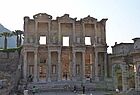 Jetzt ist die bekannte Bibliothek in Ephesus noch menschenleer. Niemand erahnt die Überraschung, die eine halbe Stunde später auf die Teilnehmer der Traves Games wartet