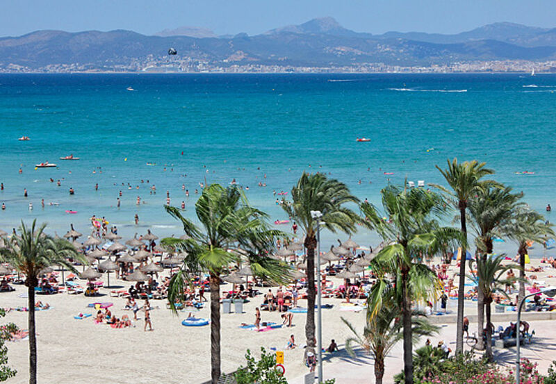 Blick durch die Straßen auf den Strand und die Bucht von Palma in Arenal. In Mallorcas wichtigstem Tourismusgebiet ist es derzeit proppenvoll.