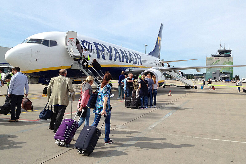 Neue Gepäckregeln bei Ryanair ab November: der kleine Rollkoffer kostet dann bis zu zehn Euro extra