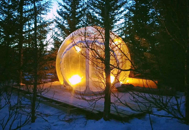 Mit etwas Glück können Urlauber durch das Dach der Bubble-Lodge das Polarlicht sehen