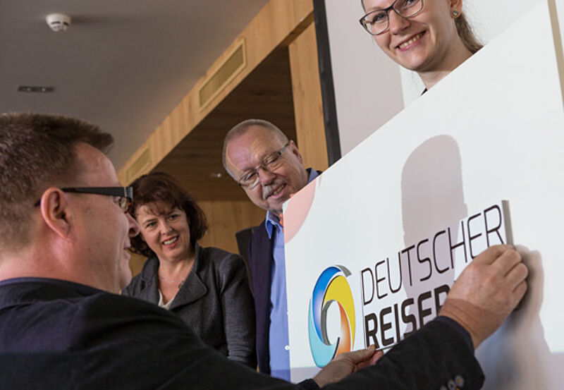 Von und für Reisebüros: Der Vorstand der Kooperation Deutscher Reisering Michael Walther (links) mit dem neuen Logo