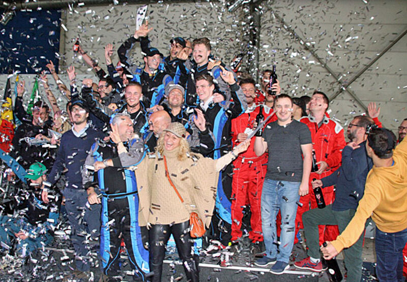 Nach rund 3.000 Runden pro Team noch Kraft zum Feiern: die Sieger von „Go 24“ in Köln