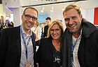 Claudia Christmann mit Berend Rieckmann, Mitglied der Jury des Globus Award 2018, und Michael Wietkamp von Ortmeier Medien (links)