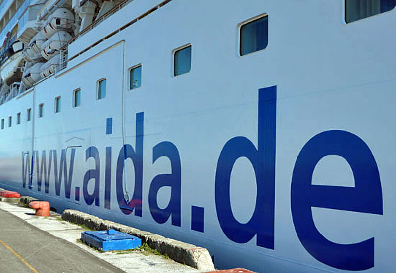 Die WWW-Adresse von Aida ist auf den Schiffen nach wie vor groß zu sehen, im Katalog wurde sie zurückgefahren