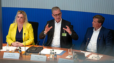 DRV-Präsident Norbert Fiebig (Mitte) während der gestrigen Anhörung im Bundestag. Foto: DRV/Kautz