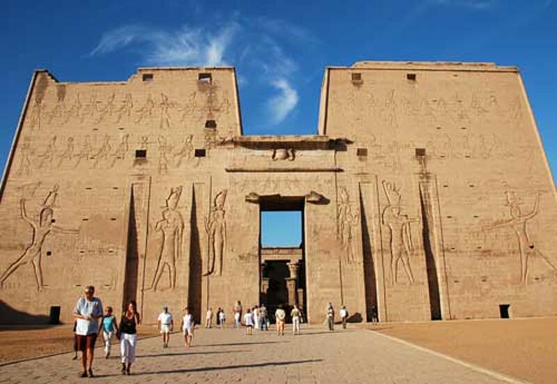 Bade- und Kultururlauber, die Ägyptens Schätze wie den Edfu-Tempel besuchen wollen, trifft die Erhöhung gleichermaßen