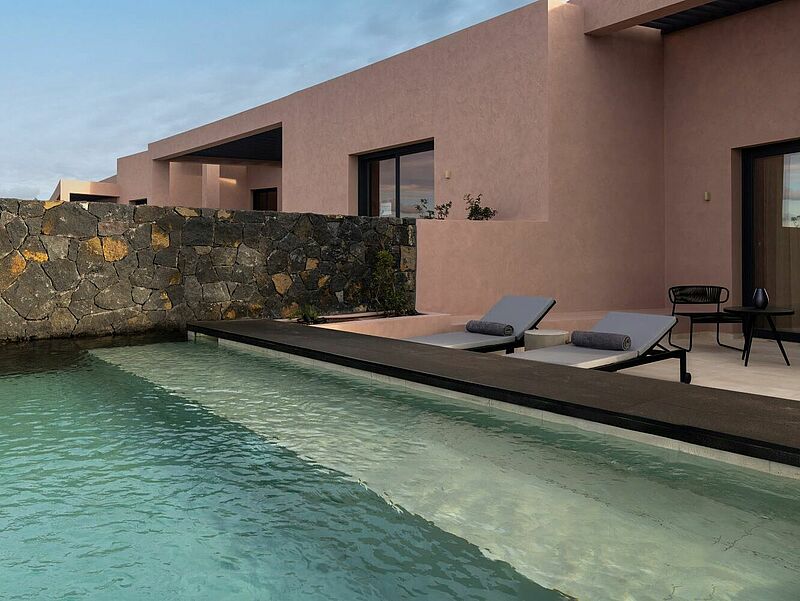 Das Domes Novos Santorini bietet 50 Suiten und zwei Villen mit privatem Pool. Foto: Domes