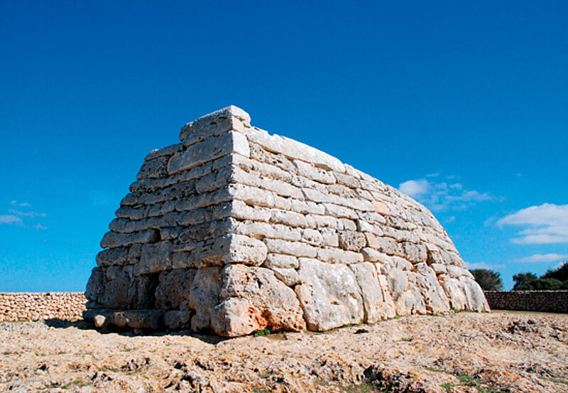 Einsam in der Landschaft: die archäologische Stätte Naveta des Tudons