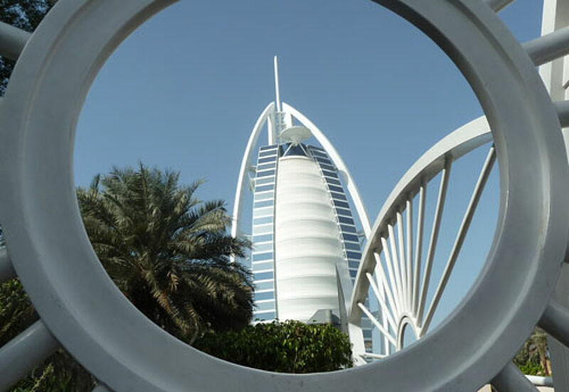 Für Dubai - hier das Luxushotel Burj al Arab – haben FTI und TUI bereits den Sommer 2015 freigeschaltet