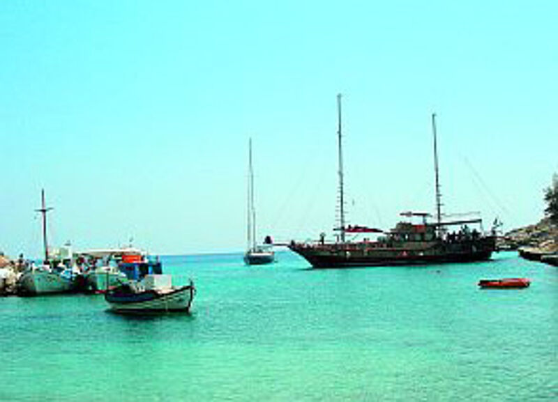 Kaiki heißen die Holzschiffe, mit denen Touristen in Griechenland von Insel zu Insel hoppen können.