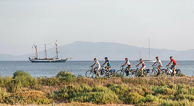 Die beiden Marken bieten kombinierte Rad-und Schiffsreisen in zehn Ländern an