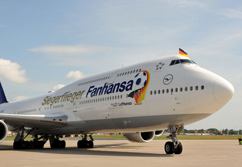 Soll der deutschen Nationalelf Ansporn sein: Bis zur EM 2016 fliegt die Boeing 747-8 mit der Siegerflieger-Lackierung weiter