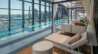 Tolles Panorama: Vom 30 Meter langen Pool können Gäste auf den Sydneys Darling Harbour schauen. Foto: Marriott