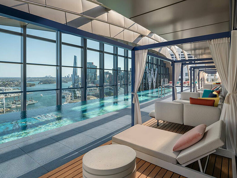 Tolles Panorama: Vom 30 Meter langen Pool können Gäste auf den Sydneys Darling Harbour schauen. Foto: Marriott