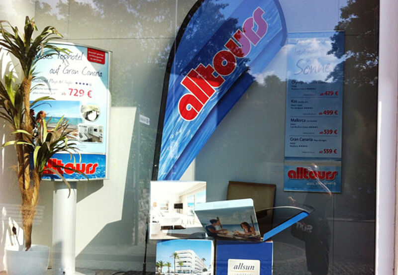 Alltours-Werbung in einem Reisebüro in Weilburg
