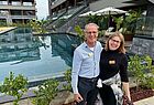 Peter Czech und Marina Niedermayr von Mein Urlaubsglück vor einigen der Swim-up-Rooms im Aldiana
