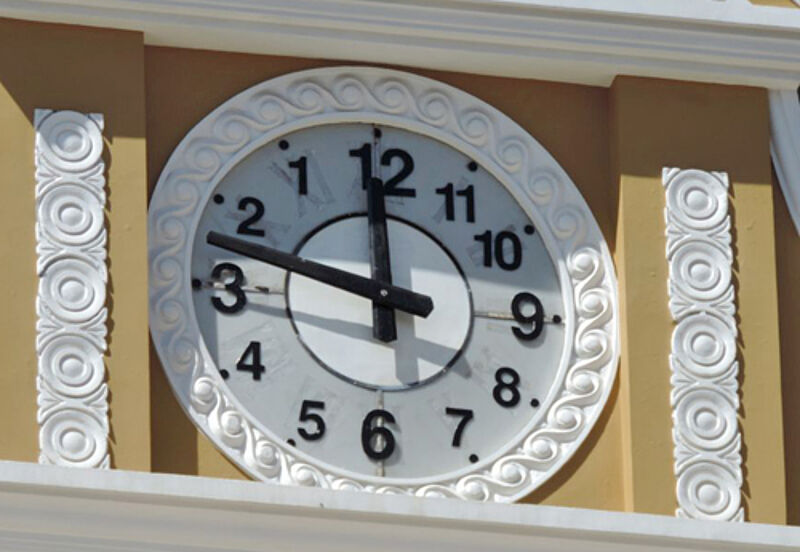 So sieht die neue Zeitrechnung in Bolivien aus: Die Uhr auf dem Kongressgebäude in La Paz zeigt 12 nach 12