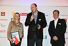 Gewinner der Kategorie "Beste Reisebüro-Aktion": Die Anzeigen-Kampagne von FN Reisen in Tauberbischofsheim, hier Sandra Strambace und Michael Wünsch mit Laudator und Jury Mitglied Armin Brysch (FH Kempten, rechts)