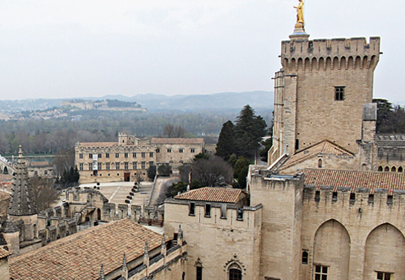 Der gotische Papstpalast beherrscht das Stadtbild Avignons.