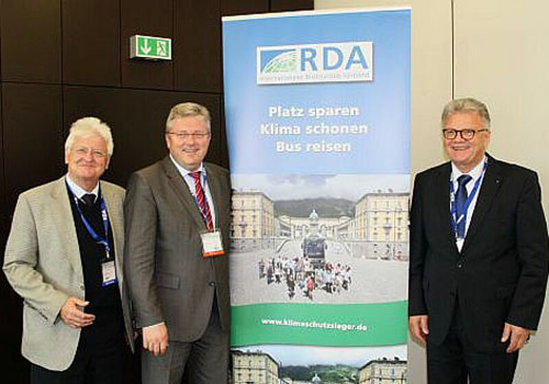 Sehen den Fernbusmarkt nicht als Konkurrenz: RDA-Chef Richard Eberhardt (rechts) mit Verbandsvize Hermann Meyering (Mitte) und RDA-Sprecher Dieter Gauf