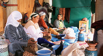 In der Kooperative von Tamanar verdienen Frauen ihr Geld mit Arganiennüssen.