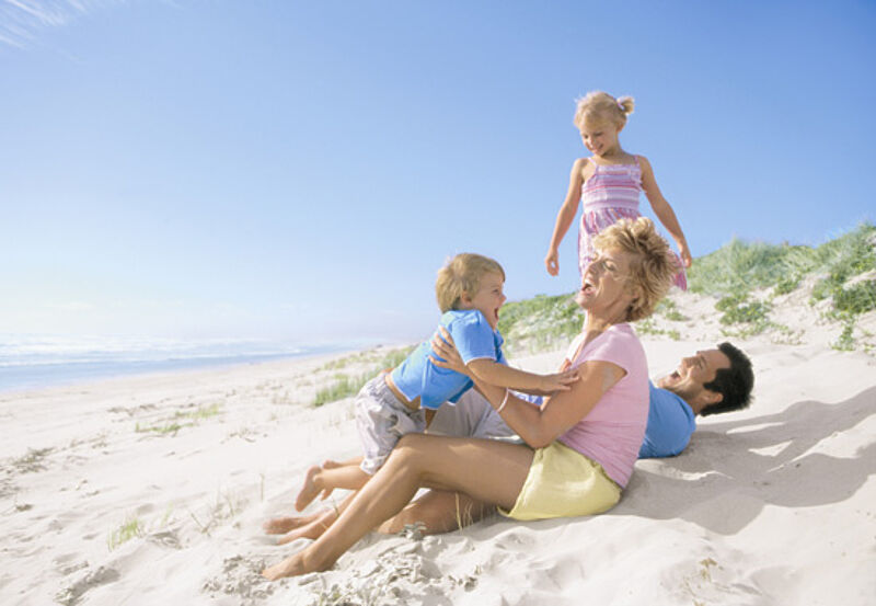 Insbesondere Familien mit Kindern halten sich mit Urlaubsbuchungen noch zurück