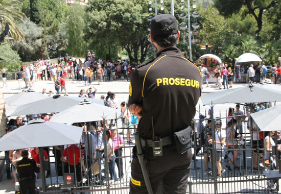 Sicherheitspersonal vor der Sagrada Familia in Barcelona: Die Terrorgefahr ist allgegenwärtig
