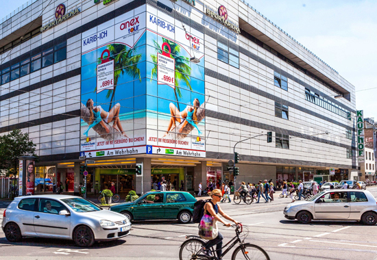 Nicht zu übersehen: Großplakat von Anex Tour am Kaufhof in Düsseldorf