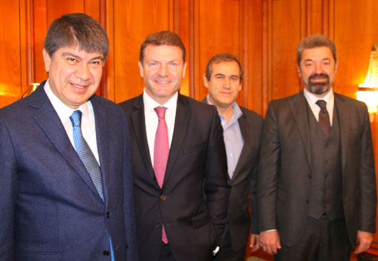 Hoffen auf ein gutes Türkei-Jahr (von links nach rechts): Antalyas Oberbürgermeister Menderes Türel, Jens Bischof (Sun Express), Yusuf Hacisüleyman (Ayset) und Yasar Döngel (Airport Antalya) Hoffen auf ein gutes Türkei-Jahr (von links nach rechts): Antalyas Oberbürgermeister Menderes Türel, Jens Bischof (Sun Express), Yusuf Hacisüleyman (Ayset) und Yasar Döngel (Airport Antalya)