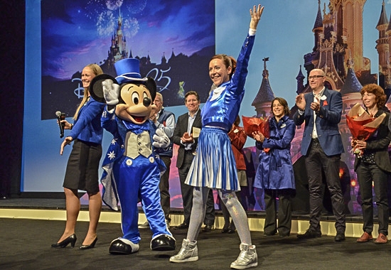 Tanzen mit der Maus: Der Hausherr des Pariser Disney-Parks war beim „Summer Opening“ von DER Touristik allgegenwärtig