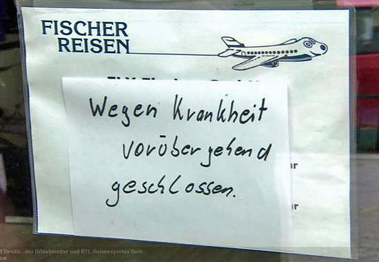 Eine ganze Firma krank? Dieser Zettel hängt angeblich an der Tür der Berliner Zentrale von Fischer Reisen.