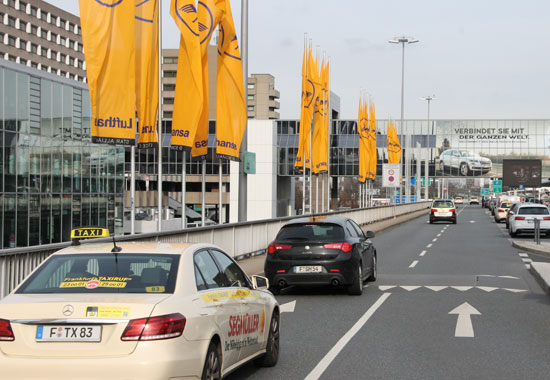 Mit gutem Willen gäbe es auch für Busse Platz vor dem Terminal 1 des Frankfurter Flughafens.