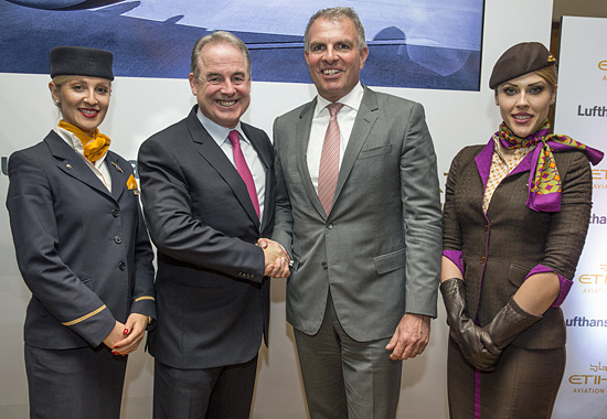 Kooperation besiegelt: Etihad-Boss James Hogan und Lufthansa-Chef Carsten Spohr (Mitte rechts)