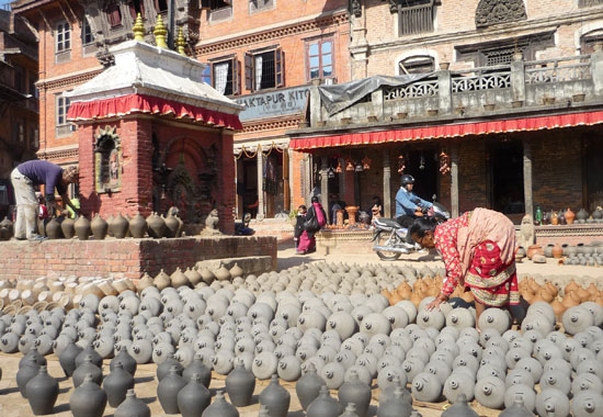 Töpferei in der Innenstadt von Bhaktapur unweit von Kathmandu