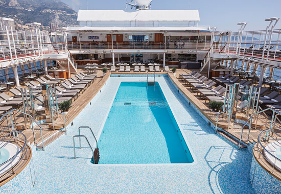 Das Pool-Deck der Silver Muse bietet ein relativ großes Schwimmbecken und zwei Jacuzzis mit Meerblick.