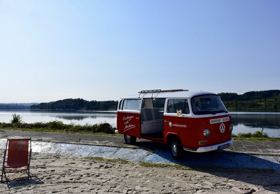 Soll zum Markenbotschafter von Solamento werden: ein VW Bulli als rollendes Reisebüro