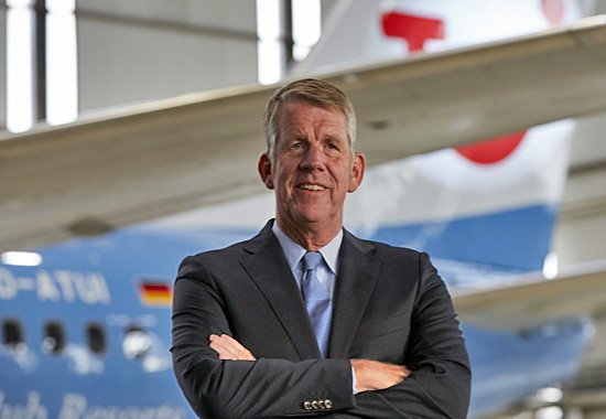 TUI-Chef Fritz Joussen vor einem Flieger: Die wilden Streiks bei TUI Fly im vergangenen Oktober kommen den Konzern teuer zu stehen.