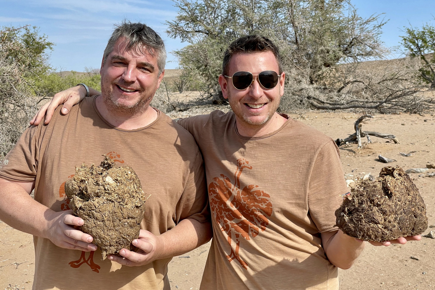 Auf Tour in Namibia: Die Podcast-Macher Sven Meyer und Andy Janz sammeln Elefanenkot. Foto: privat