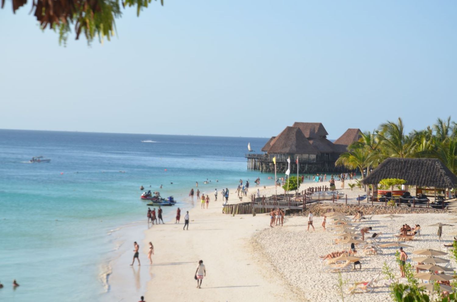 Feinsandig und gut zum Laufen und Schwimmen: Strand am Riu Palace Zanzibar und am Riu Jambo