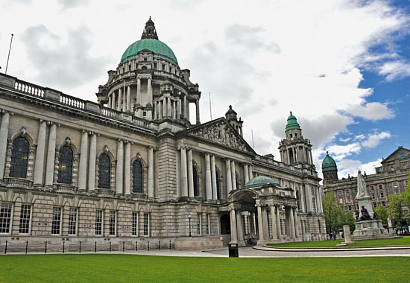 Das Zentrum von Belfast mit dem prunkvollen Rathaus
