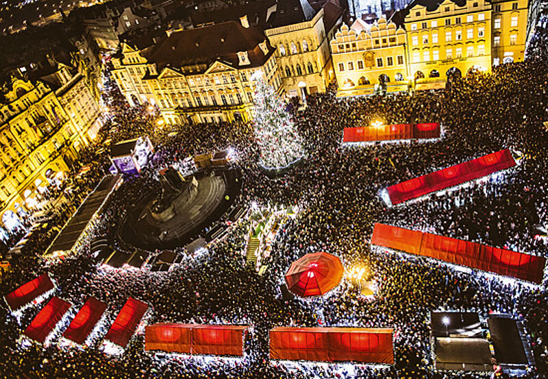 Einer der schönsten Weihnachtsmärkte Prags findet auf dem Altstädter Ring statt.