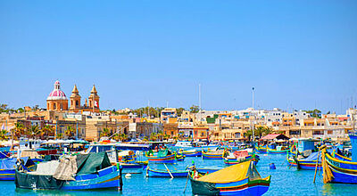 Beliebtes Fotomotiv: Luzzu-Boote am Hafen von Marsaxlokk