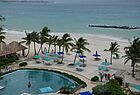 Blick vom Infinitypool auf der Dachterrasse des Sandals Royal Barbados auf den Strand