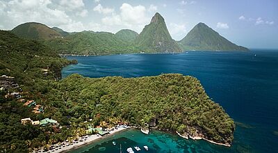 Panoramablick auf die Pitons in St. Lucia, Karibik – tropische Bucht mit Strand, Segelbooten und türkisblauem Meer