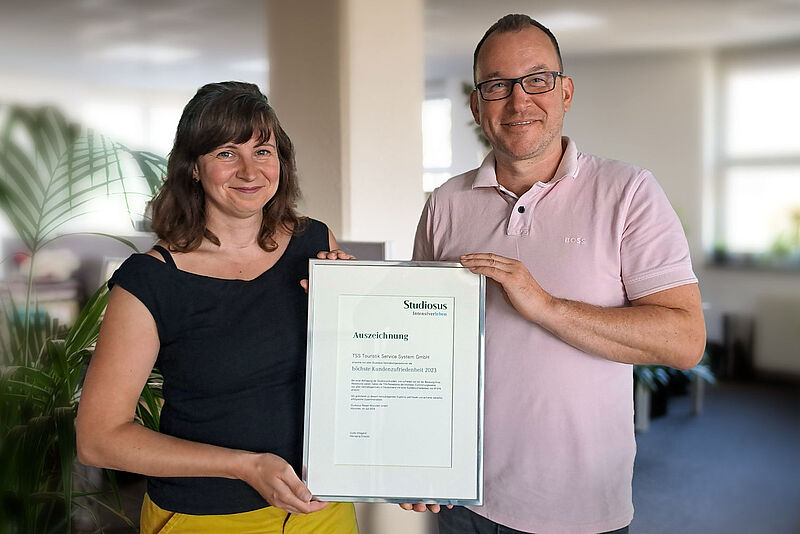 TSS-Geschäftsführer André Seibt mit Daniela Tschaber, Teamleitern Partnerbetreuung bei TSS Touristik Service System. Foto: TSS